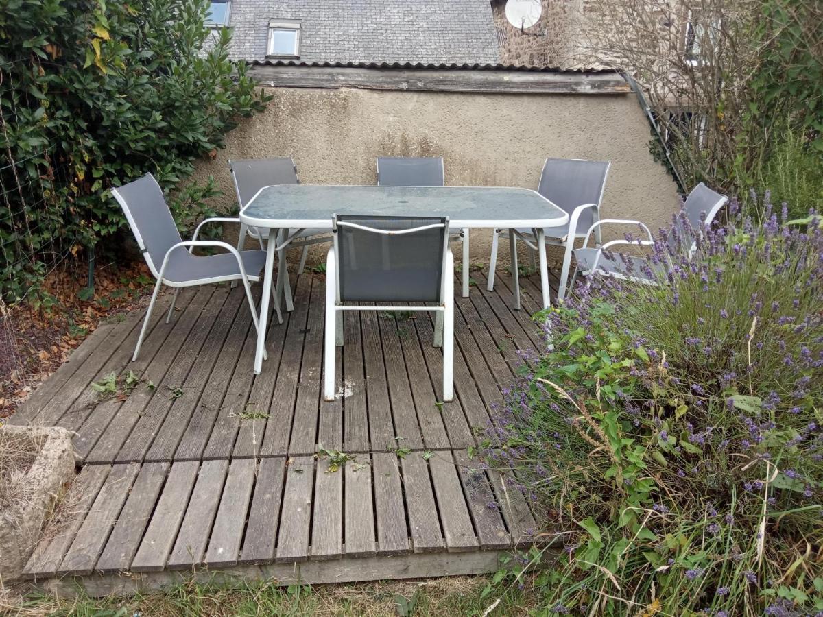 Maisonnette Et Proches De La *